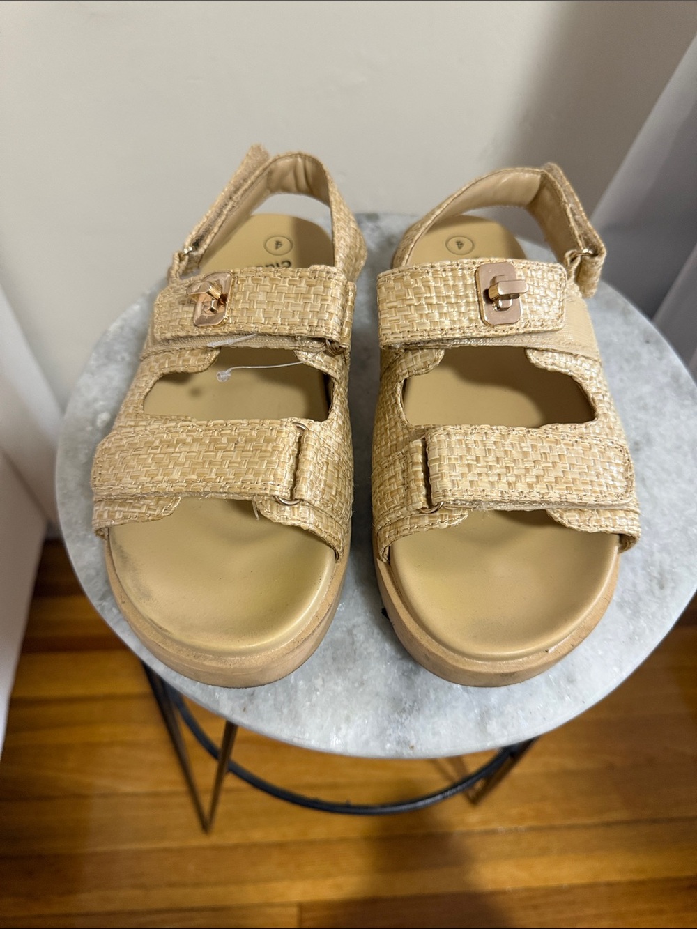 GIRLS SANDALS SZ 4